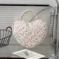 Detailansicht der gesteppten herzförmigen Kosmetiktasche mit elegantem rosa Blumendruck - Rosa Blumig