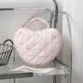 Detailansicht der herzförmigen, gesteppten Kosmetiktasche mit rosa Karo- und Schleifenmuster. - Rosa Karo mit Schleife