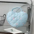 Blaue herzförmige Kosmetiktasche mit Karomuster und rosa Schleifenstickerei auf Glasregal - Blaues Karo mit Schleife