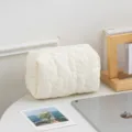 Λεπτομερής άποψη της καπιτονέ φλοράλ ραφής στην κρεμ βαμβακερή τσάντα καλλυντικών - Ακανόνιστα Λευκά Λουλούδια