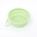 Primo piano dettagliato della ciotola pieghevole verde per animali con moschettone. - 350ml / Verde Macaron