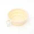 Vista dettagliata della ciotola pieghevole in silicone per animali con moschettone per viaggi - 350ml / Giallo Macaron