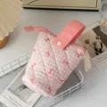 Vue détaillée de la trousse rose à carreaux avec large poignée et bouton pression - Carreaux Nœud Rose
