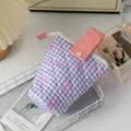 Trousse à crayons matelassée à carreaux bleus avec nœuds roses et poignée de transport - Carreaux Nœud Violet