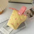 Détail de la trousse à crayons à carreaux jaunes avec nœuds roses et poignée de transport - Carreaux Nœud Jaune
