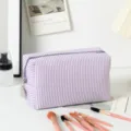 Detailansicht der lila gestreiften Seersucker-Kosmetiktasche mit Reißverschluss und Pinseln. - Clutch mit großer Kapazität / Lila Gestreift