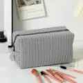 Große gestreifte Seersucker-Kosmetiktasche für Reisen und Organisation von Pinseln - Clutch mit großer Kapazität / Schwarz-weiße Streifen