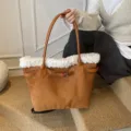 Élégant sac cabas en daim marron avec bordure en fausse fourrure blanche pour l'automne-hiver - Marron