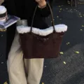 Élégant sac cabas en suédine marron avec bordure en fausse fourrure blanche et boucle - Café