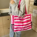 Trendige Einkaufstasche mit rosa-weißen Streifen, ideal für den Strand oder zum Shoppen. - Fuchsia
