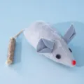 Dettaglio del topo giocattolo in peluche per gatti con bastoncino di matatabi e coda - 12cm / Grigio