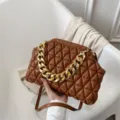 Elegante braune gesteppte Kunstleder-Umhängetasche mit goldener Kette und Verschluss - Braun