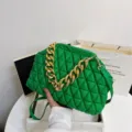 Elegante grüne gesteppte Umhängetasche mit goldener Kette aus weichem Kunstleder - Grün