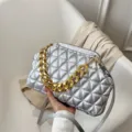 Silberne gesteppte Umhängetasche mit grober goldener Kette und schmalem Schulterriemen im Trend. - Silber