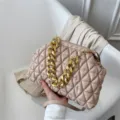 Elegante beige gesteppte Umhängetasche mit goldener Kette, weiches PU-Leder. - Khaki