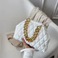 Weiße gesteppte Umhängetasche mit goldener Kette und weicher PU-Leder-Textur - Weiß