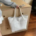 Minimalistische weiße DuPont Papier-Einkaufstasche mit großer Kapazität und Text - Gebrochenes Weiß