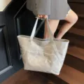 Stilvolle große silberne DuPont-Papiertasche mit weißem TOTE BAG-Aufdruck für Damen - Silber