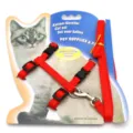Dettaglio del set pettorina a H rossa e guinzaglio per gatti su scheda di confezione - Adatto per (collo ≤ 26 cm, torace ≤ 33 cm) / Rosso