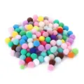 Primo piano di pompon colorati in peluche per giocattoli per gatti su sfondo bianco - Confezione da 5 / Confezione da 5 pompon