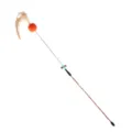 Dettaglio della bacchetta per gatti con palla di peluche arancione, campanellino e piuma. - 59cm / Arancione