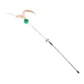 Dettaglio della bacchetta interattiva per gatti con pompon verde, molla e piume soffici - 59cm / Verde