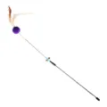 Vista dettagliata della bacchetta interattiva per gatti con palla di peluche e piume - 59cm / Viola