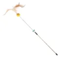 Vista dettagliata del bastone per gatti con piume, molla e campanello su sfondo bianco - 59cm / Giallo