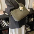 Bolso tote grande de cuero suave verde oliva vintage con un lindo colgante de oso - Con Colgante / Verde