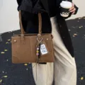 Bolso tote vintage marrón de gran capacidad para mujer con elegantes costuras cosidas - Con Colgante / Marrón