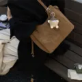 Elegante bolso tote de ante marrón con colgante de peluche para el otoño e invierno. - Con Colgante / Marrón
