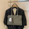 Bolso tote retro verde salvia con pespuntes y gran capacidad para uso diario - Con Colgante / Verde