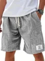 Vue detaillee de short gris texture pour homme avec cordon de serrage et etiquette woven. - S / Gris foncé
