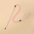 Dettaglio della bacchetta interattiva per gatti con nastri iridescenti e campanello - Lunghezza Asta 38cm / Rosa