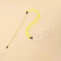 Dettaglio di bacchetta interattiva per gatti con nappe olografiche e campanello - Lunghezza Asta 38cm / Giallo