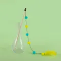 Bacchetta gioco interattiva in legno per gatti con pompon colorati e una piuma gialla. - Bacchetta 40 cm / Giallo