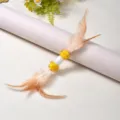 Gioco per gatti con piume, bozzolo di seta naturale e pompon gialli per il divertimento felino - Lunghezza totale 30 cm / Giallo