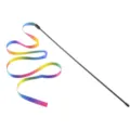 Vista dettagliata del vivace nastro arcobaleno attaccato a una lunga bacchetta per gatti - Bacchetta lunga con nastro arcobaleno 120 cm