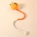 Vista dettagliata di un lungo giocattolo per gatti in corda intrecciata con testa di peluche - Circa 50cm / Carota