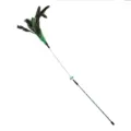 Dettaglio della bacchetta per gatti con molla lunga e piume verdi naturali - 62cm / Verde