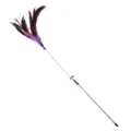 Primo piano dettagliato di una canna per gatti flessibile con piume viola e campanello - 62cm / Viola