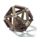 Giocattolo per gatti a palla in bastoncini di legno naturale con erba gatta per esercizio - Matatabi intrecciato / Medio (6.5cm)