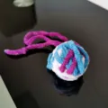 Palla giocattolo interattiva per gatti in lana con coda viola lunga 40 cm per gioco - 5cm / N. 4 bianco, viola e blu