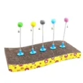 Tiragraffi curvo per gatti con cinque palline di peluche a molla colorate e campanelli. - Pompon singolo con campanello