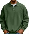 Dettaglio in primo piano del maglione polo da uomo in maglia verde scuro con colletto e bottoni. - Verde militare