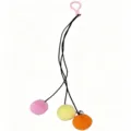 Dettaglio del gioco per gatti da appendere con tre palline di peluche colorate e sonaglio. - Lunghezza totale 28 cm / Rosa