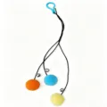 Dettaglio di un gioco sospeso per gatti con tre palline di peluche colorate - Lunghezza totale 28 cm / Blu