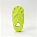 Dettaglio del giocattolo da masticare per animali a forma di pantofola verde con impronta. - 11.5x5.5cm / Verde