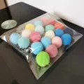 Set di palline colorate da 3cm in morbido poliestere per gatti in confezione chiara - Set da 20 Pezzi / Colorato