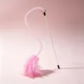 Bacchetta per gatti rosa con tubo a rete elastico e piume soffici per il divertimento. - Lunghezza dell'asta 37,5 cm / Rosa
